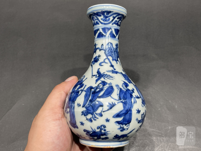 明万历 青花八仙人物纹盘口瓶 - 图4